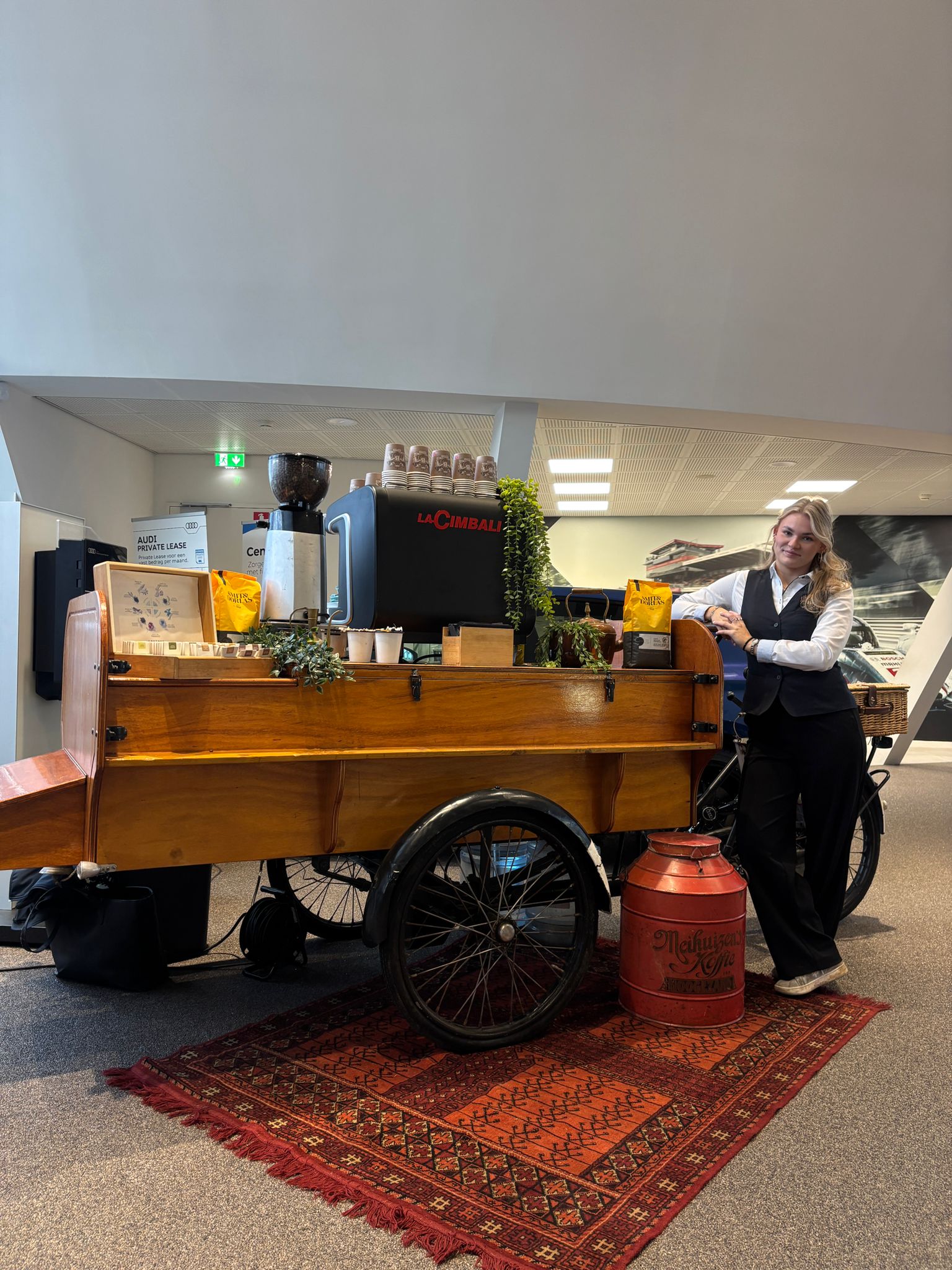 Barista naast mobiele koffiekar met espressomachine