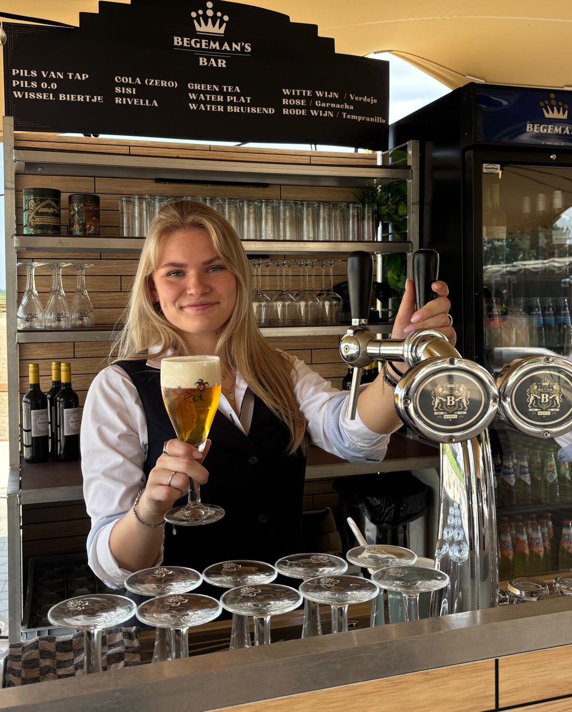 Barvrouw tapt bier bij Begeman’s Bar