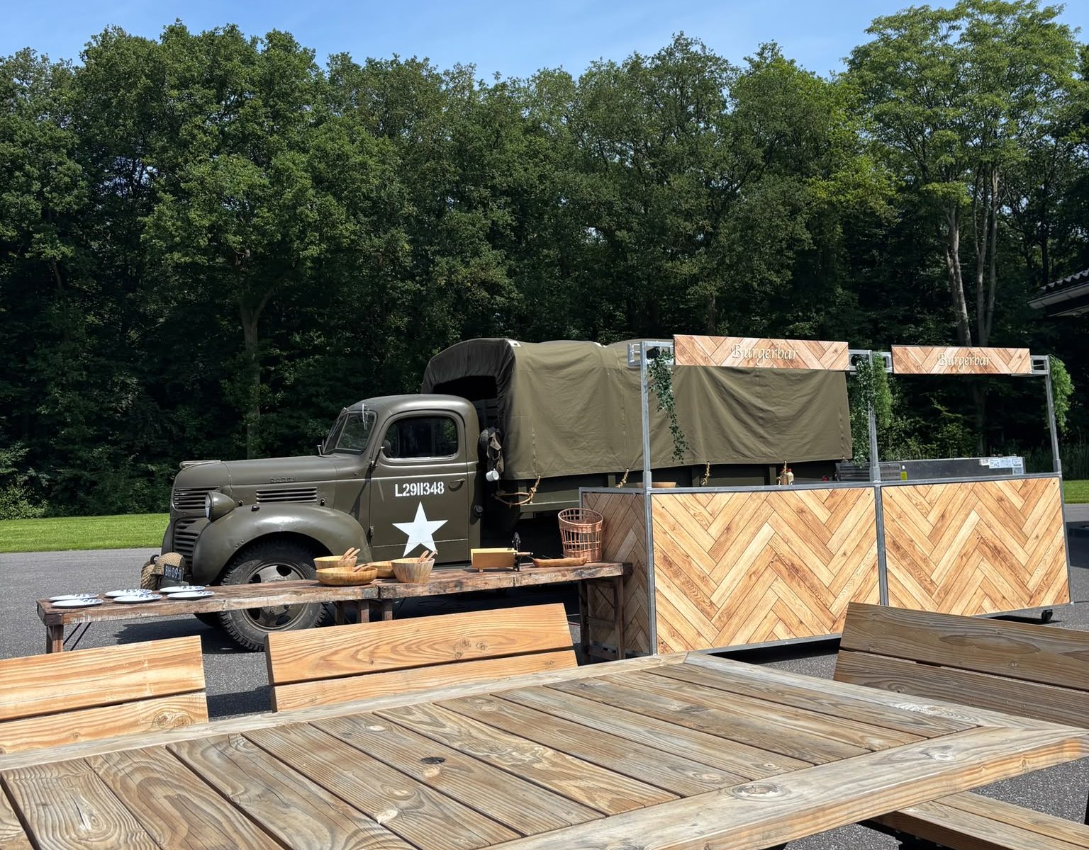 Vintage legertruck als burgerbar in park