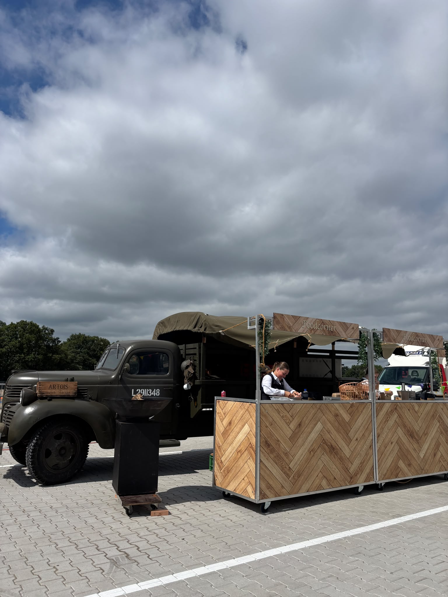 Vintage legertruck als foodcorner op parkeerplaats