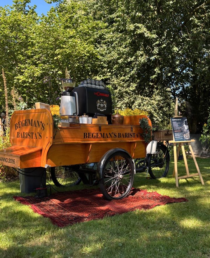 Houten mobiele koffiebar in zonnige tuin